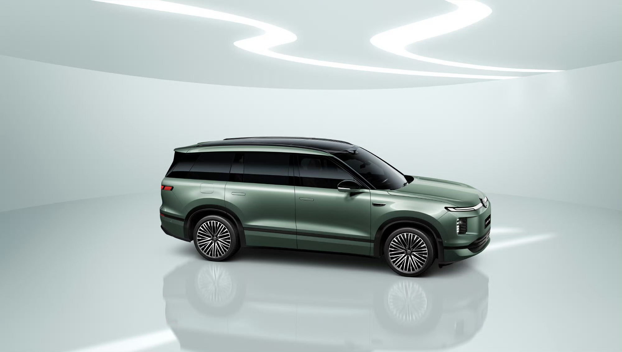 上汽上新源于破晓时分深邃森林的光影描摹ID. ERA 9X全新车色「仙踪绿」上线