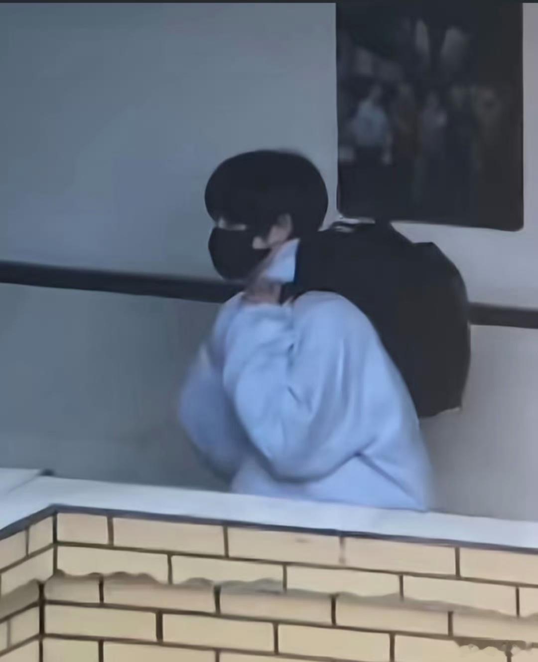 哈哈，我们家李煜东这样背书包好可爱呀 
