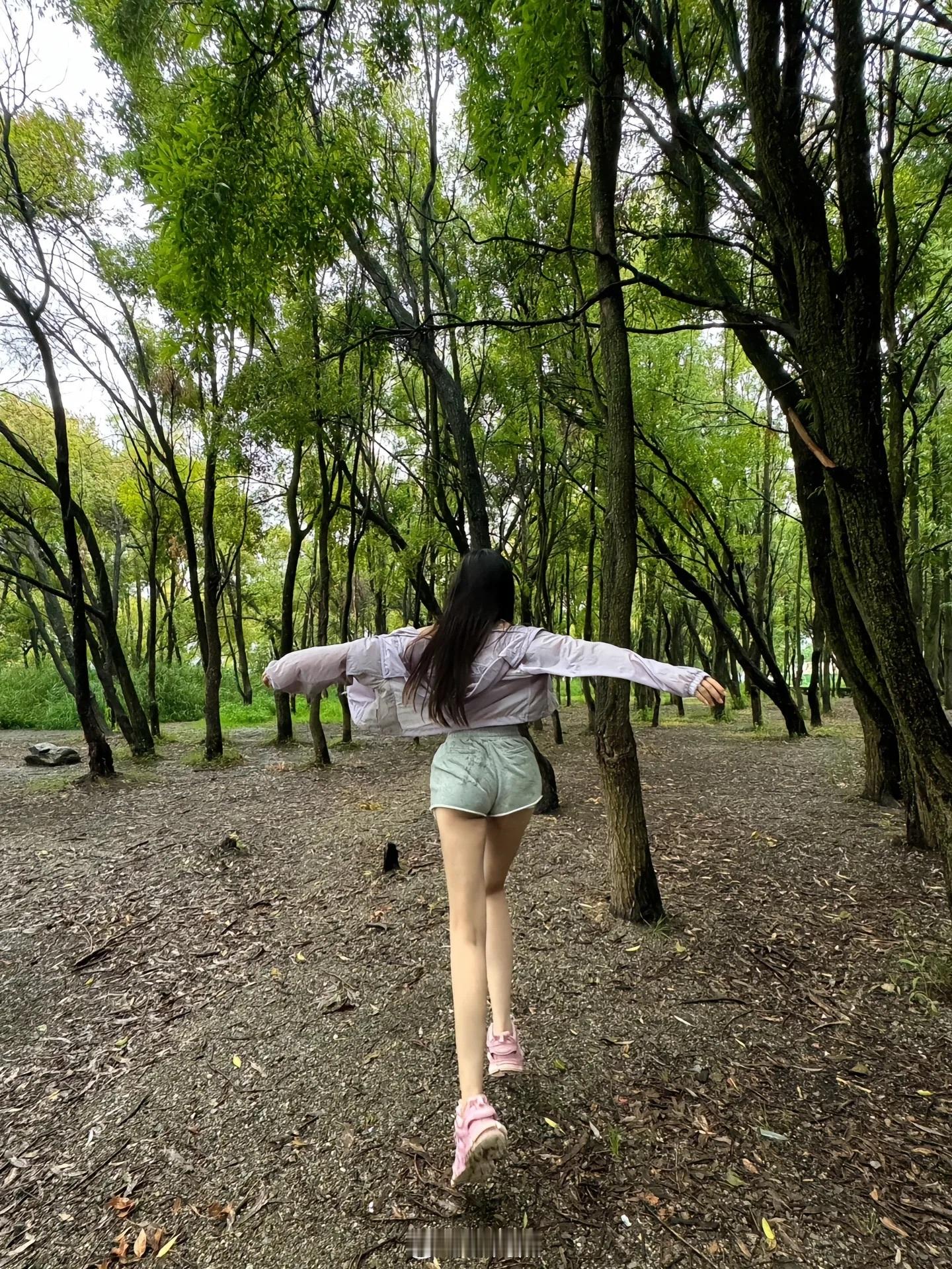 果然，待在没有天花板的地方马上就没有了班味儿🌲  ​​​