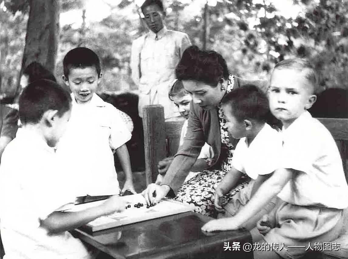 抗战胜利后，宋美龄在庐山官邸招待中外儿童