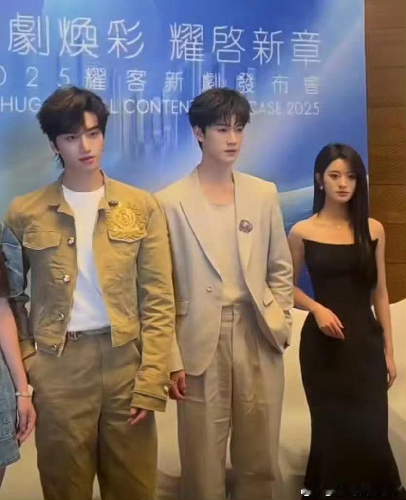 李昀锐张康乐同框合照李昀锐张康乐同框图 ​​​