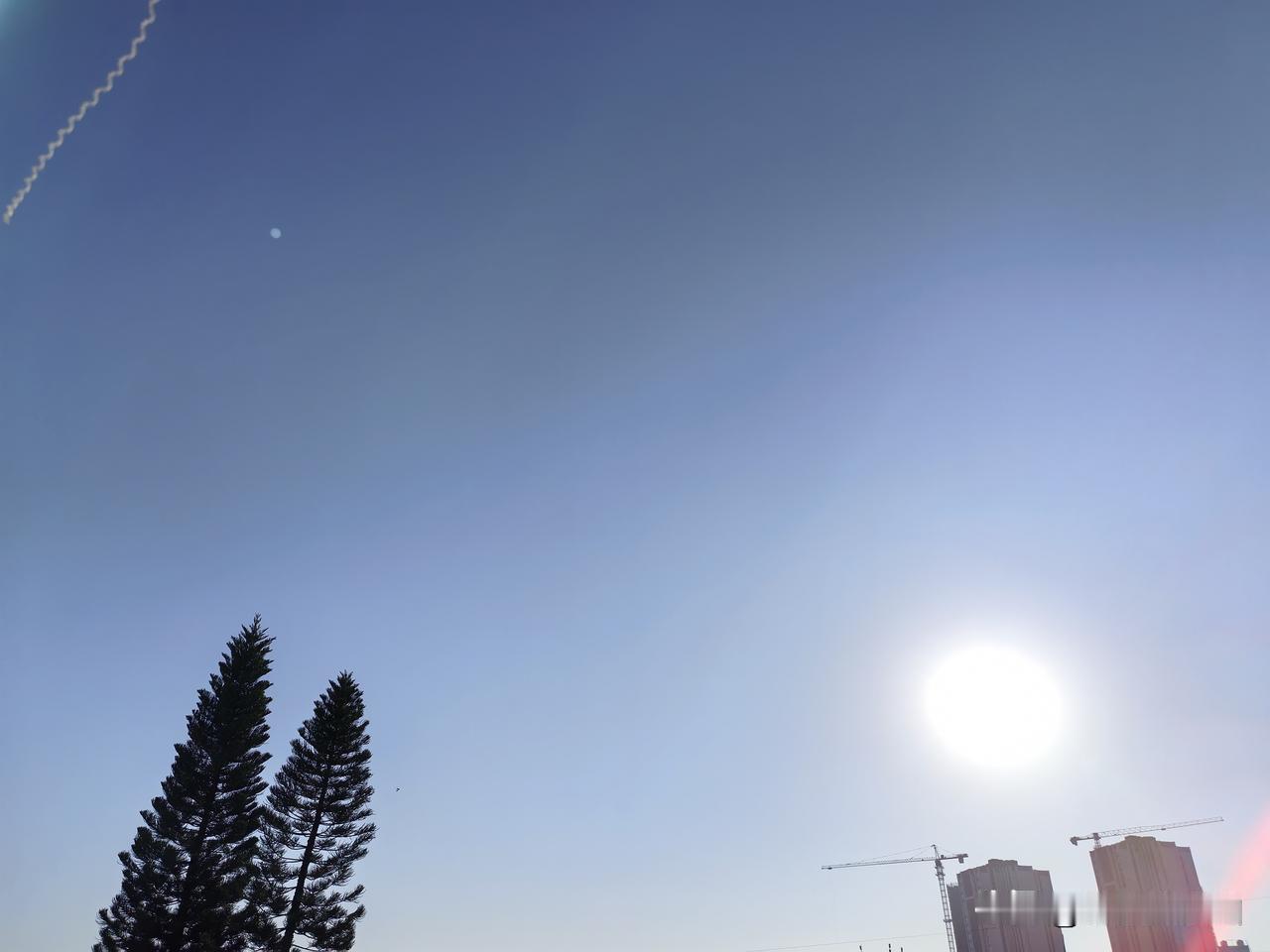 今日小雪！小雪是冬天的第二个节气，标志标志着冬季的深入，气温逐渐降低，北方地区的