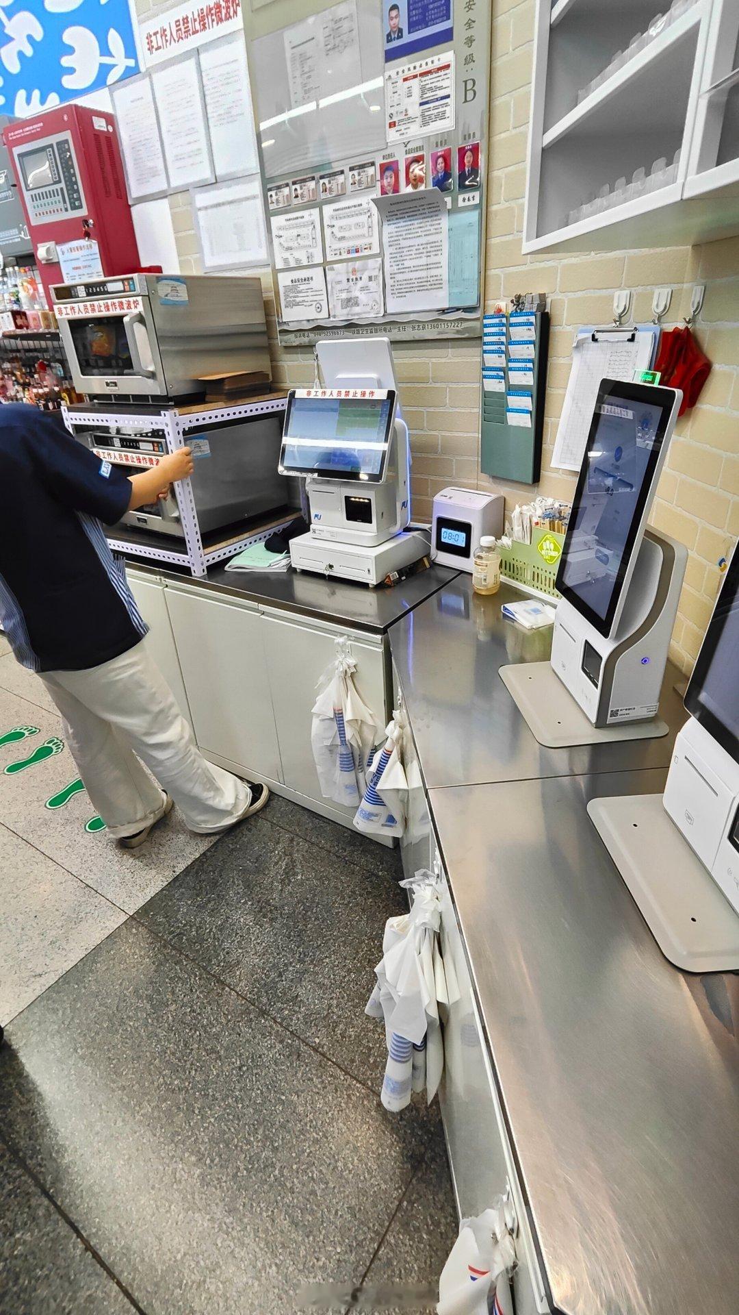 我是知道北京南站的京东便利店为啥干不过罗森了。1、同样一个饭团，京东卖7块多，罗
