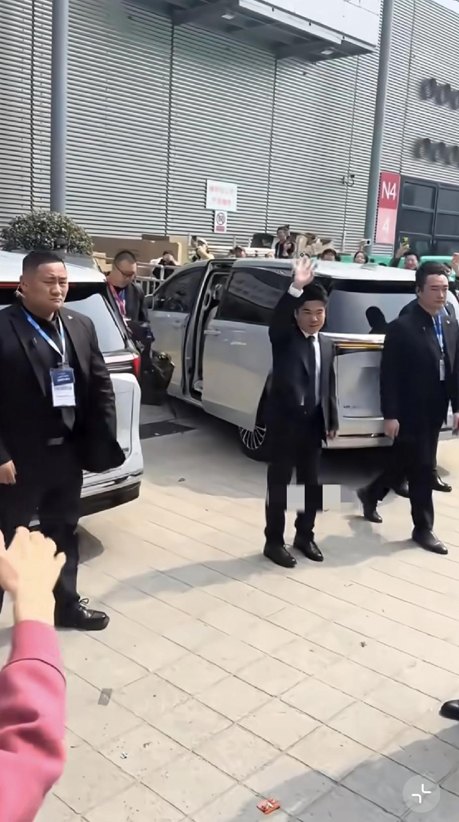 董宇辉累了，上海参加会展，丈母娘们提前采购鲜花，捧着鲜花迎接他，他有些疲惫!
