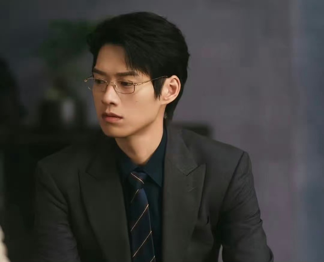 #魏大勋给孟宴臣庆生#魏大勋带孟宴臣来赴宴了。我就知道，魏大勋会记得。在我看#魏