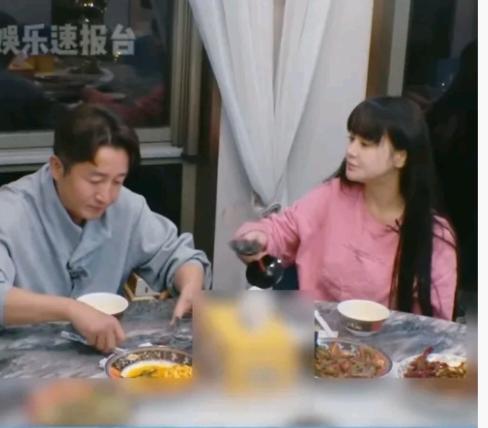 邹市明冉莹颖这对夫妻就是同富贵容易，共患难难的现实写照。
皱市明挣两个亿的时候，