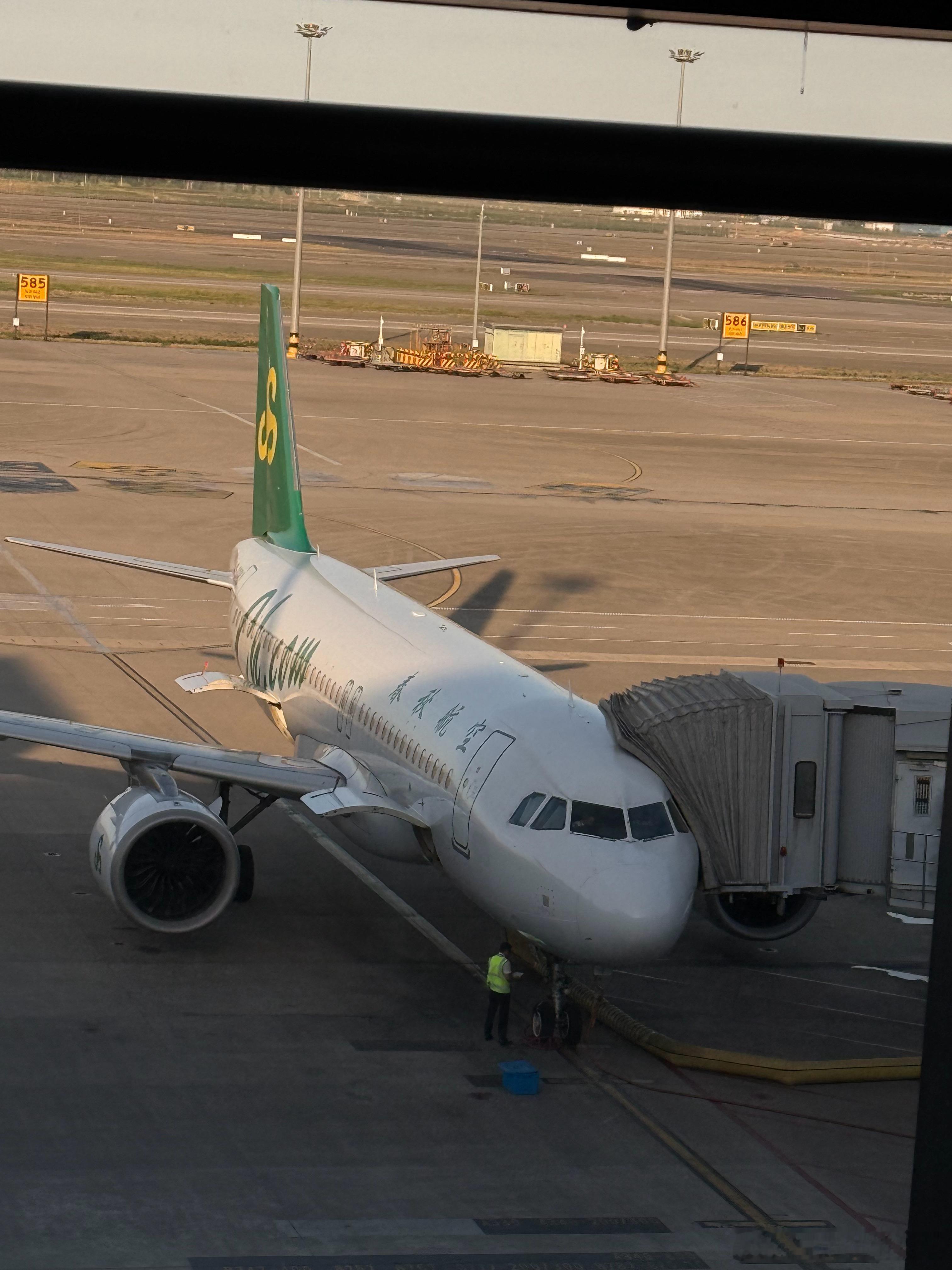 坐的空中绿皮，春秋航空靠每排压缩几公分空间多拉人的暴力美学传闻申请卖站票被拒绝的