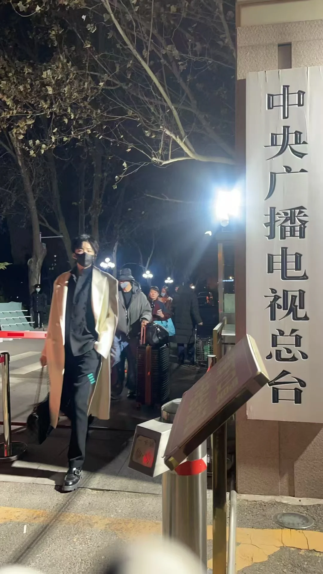 好好好 又搞抽象 在澳门没冻死我