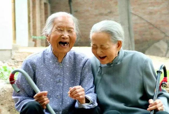 老年人过度节俭，到底该咋看？这事没法简单说支持或反对，核心是理解和引导。
 
老