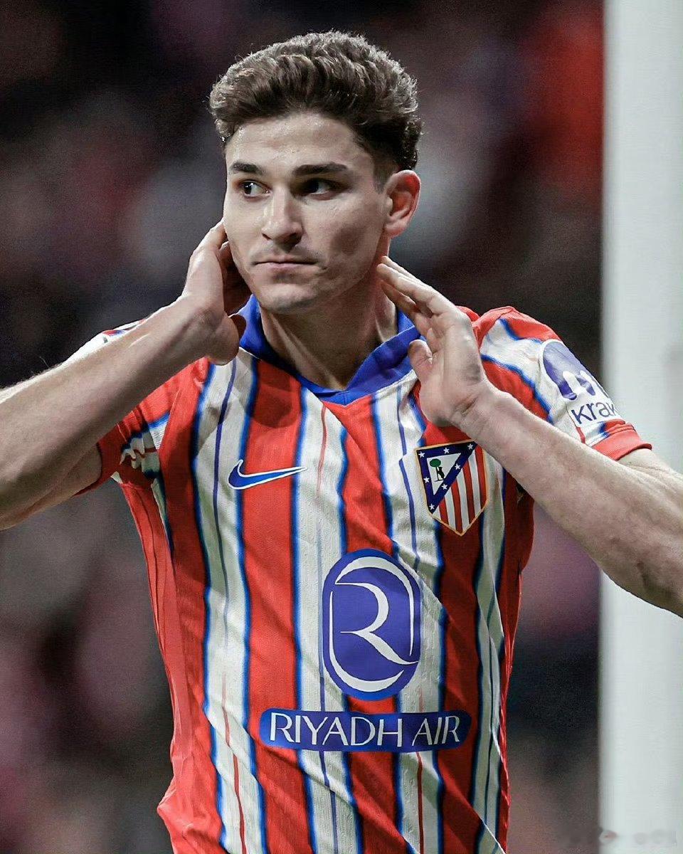 世体： 朱利安·阿尔瓦雷斯这个名字足以让球迷们兴奋不已，他在俱乐部内也非常受欢迎