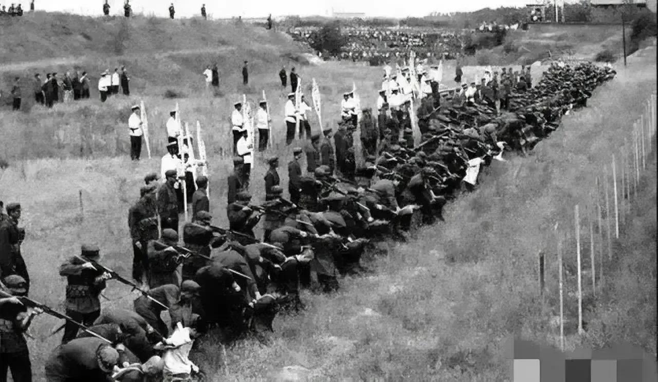 你敢相信吗？这张照片是1983年严打期间的真实场面，共有多达几十名死刑犯被集中枪