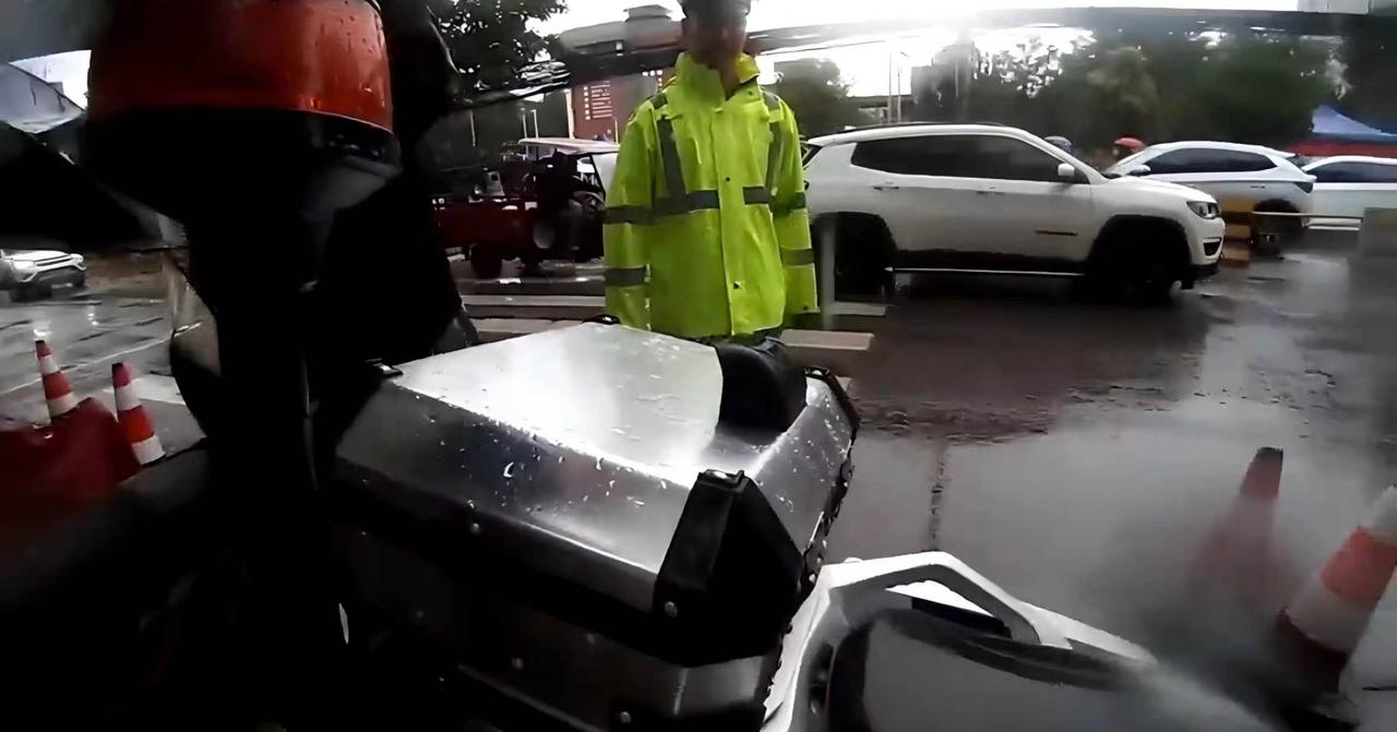 6月21日下午，中考遇降雨，西安市公安局西咸新区公安局交管大队铁骑队员接到考生求