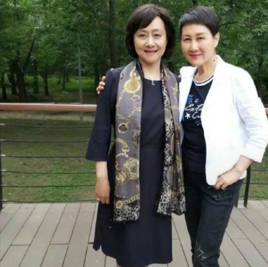 《渴望》里的刘慧芳和王亚茹居然合体拍照了！张凯丽62岁了，黄梅莹老师都74岁了，