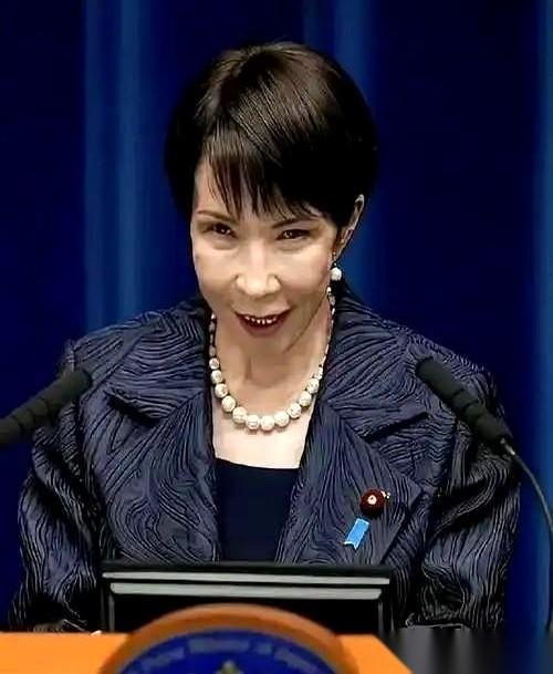 一段海外传回的现场画面里，2026年5月4日的越南河内大学礼堂，日本首相高市早苗