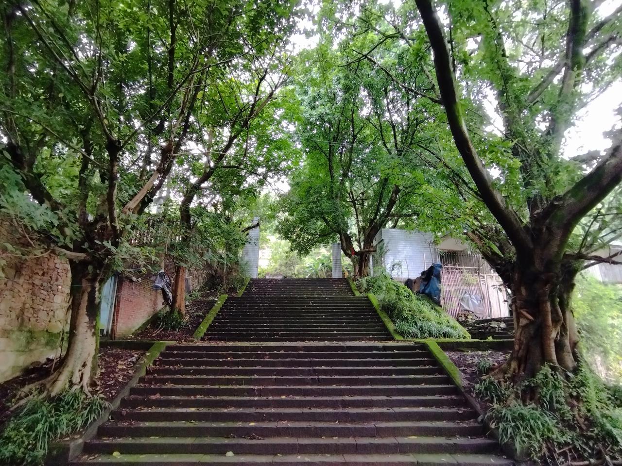 我从一名中年家庭妇女的角度理解:
    现在己经是爆发了冲突，只不过没有用上最