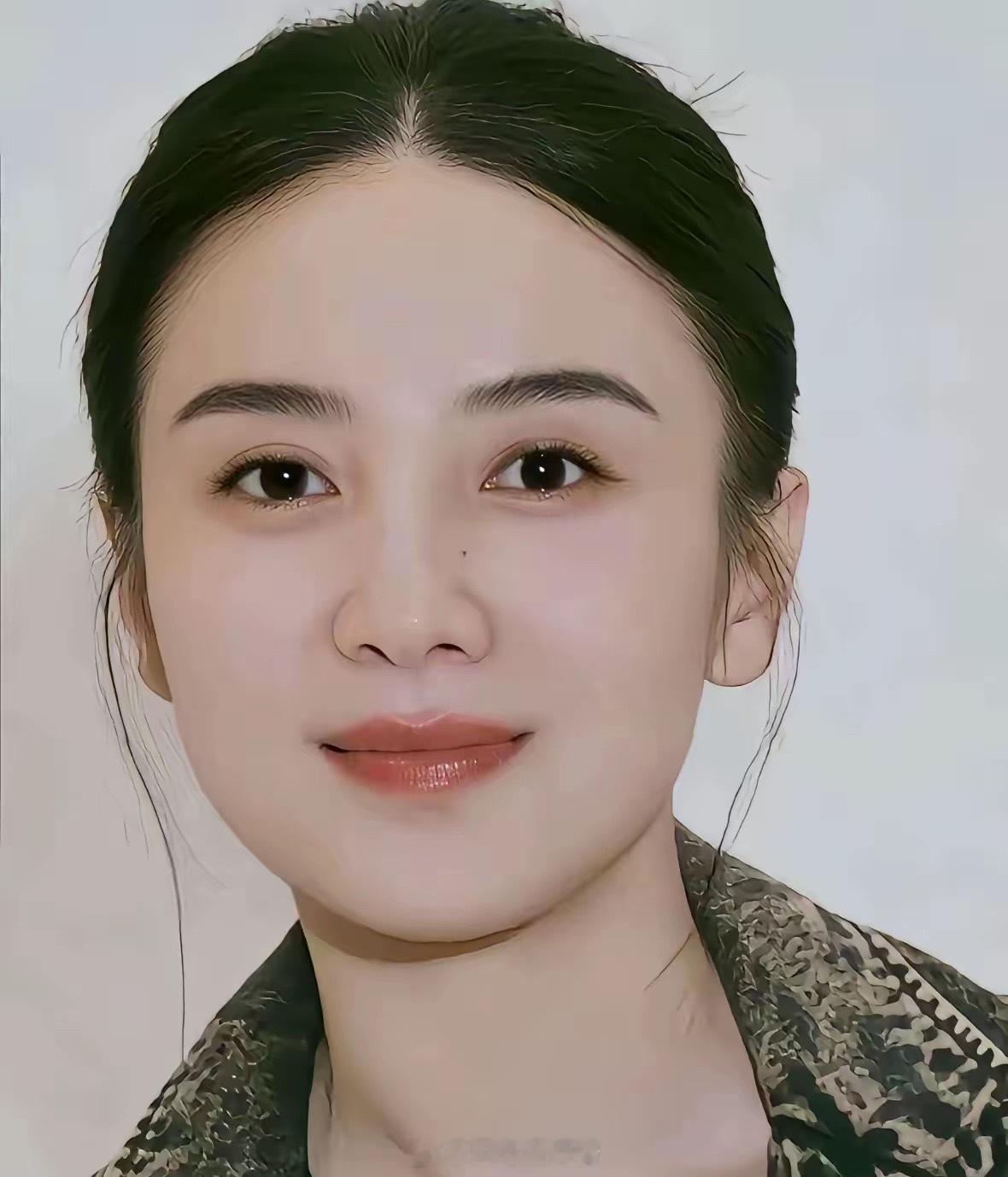 主持人问宋佳:“你喜欢素颜还是喜欢化妆？”宋佳说:“我平时不化妆，我就是素颜。”