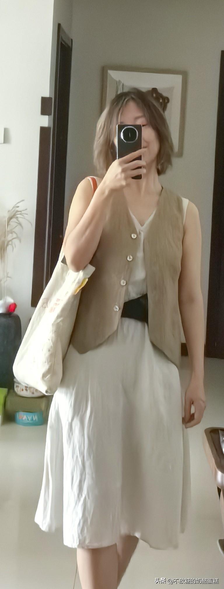 暴瘦10斤
束之高阁的裙子又重出江湖啦

这条亚麻裙子还是搭个同材质马甲更好看