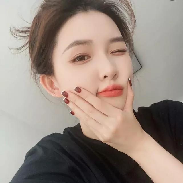 优雅妆容，指尖轻触脸颊，温柔如水。大气的妆容 粉嫩感妆容 自然妆容小技巧 熟龄女