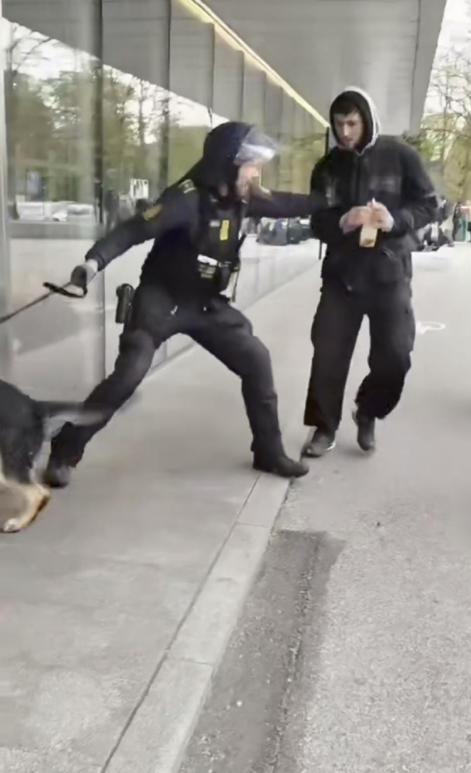 丹麦哥本哈根警察对支持哈马斯人员进行亲切的问候，和他们打成一片。[赞]