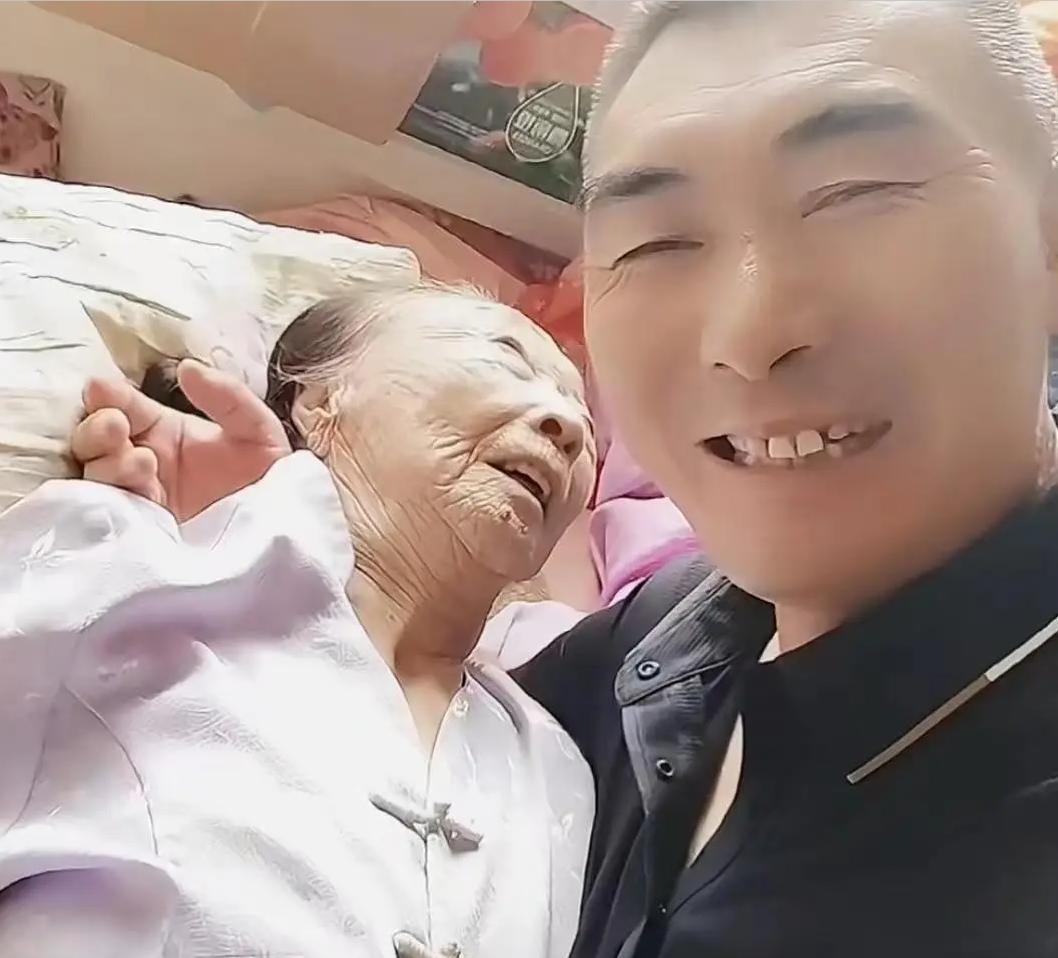 当年轰动全网的“老少恋”女主角马玉琴如今已年近九旬，身体每况愈下病倒住院，可床前