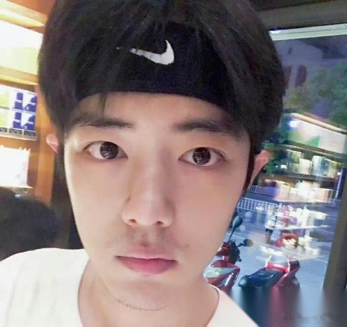 1.肖战的收入是非常可观的，不过他属于保守派，更爱存钱。 2.陈乔嗯跟老公是姐弟