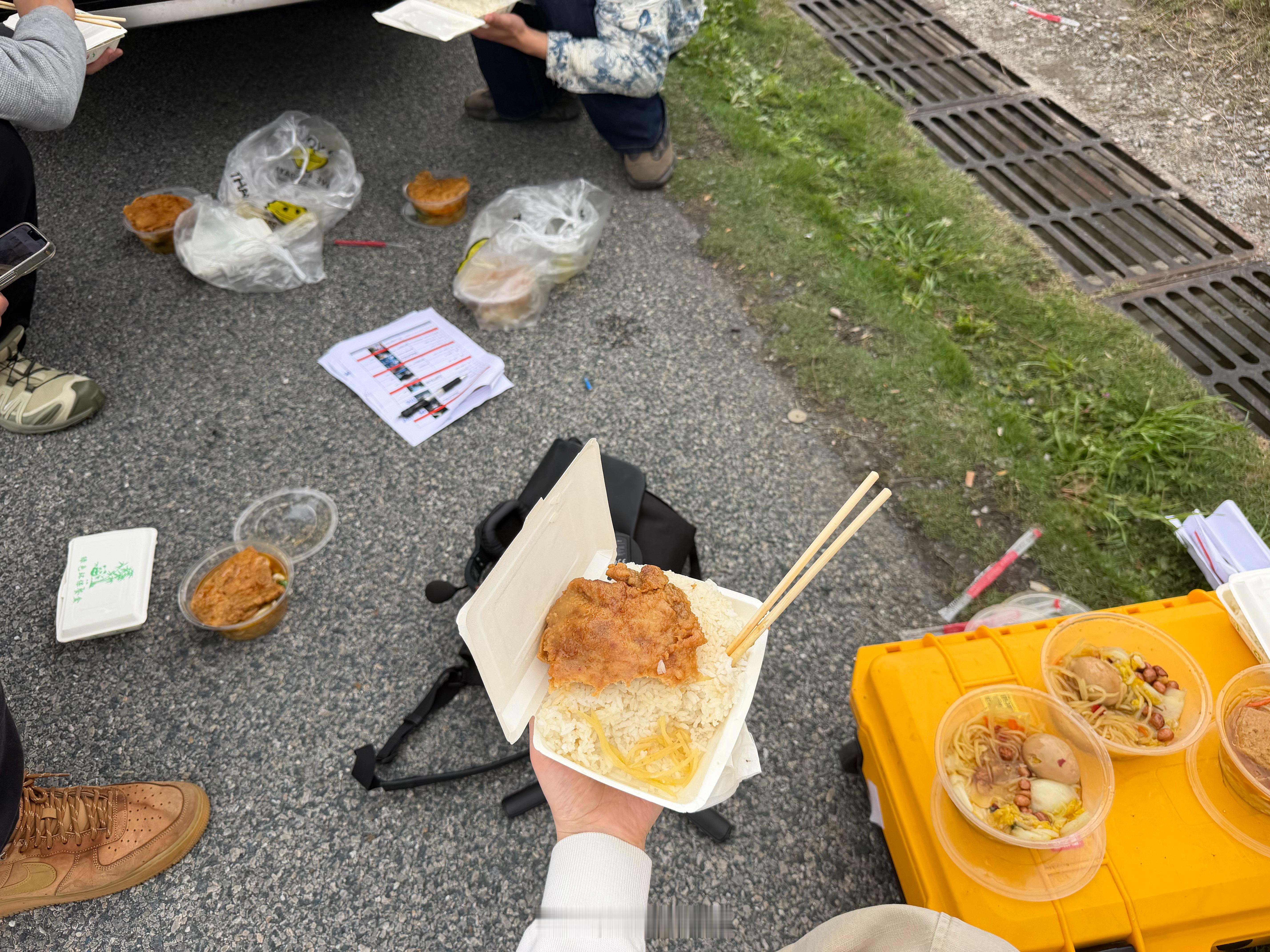 跟我干自媒体吗，一起蹲马路边吃盒饭哦～🍱 