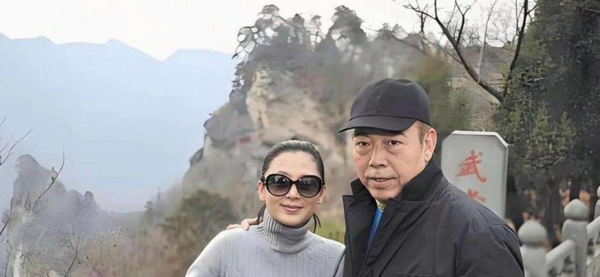 陈凯歌74岁了。
他说现在老了，平时就和老伴陈红在三亚，散散步。
就这么两句话。