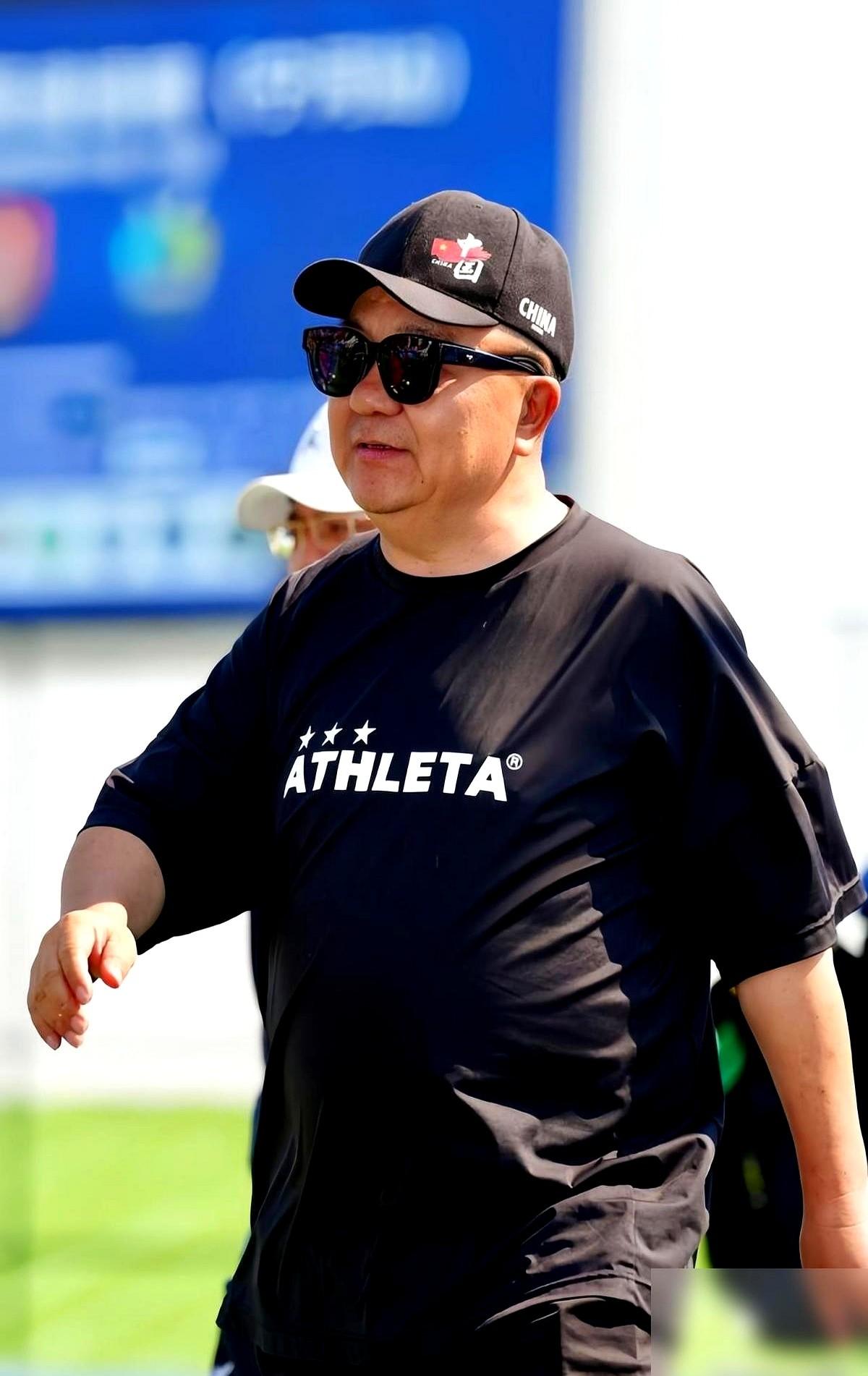 九年砸进去5800万，带队欧洲7战全胜夺冠，可另一部分人马上又会说：他连个教练证