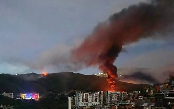 川普总统在接受福克斯新闻采访时说，马杜罗和他的妻子已被空运出委内瑞拉，登上“硫磺