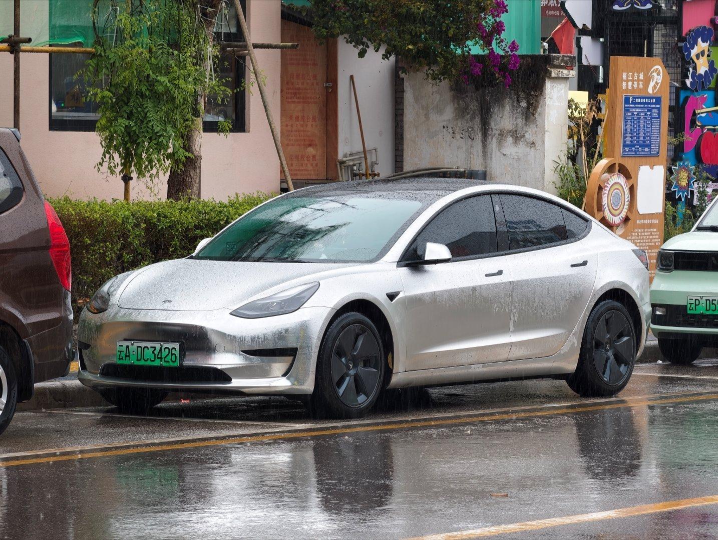 雨后的丽江街头，看到了一台 亚历山大银 的 Model 3！亮啊！ 