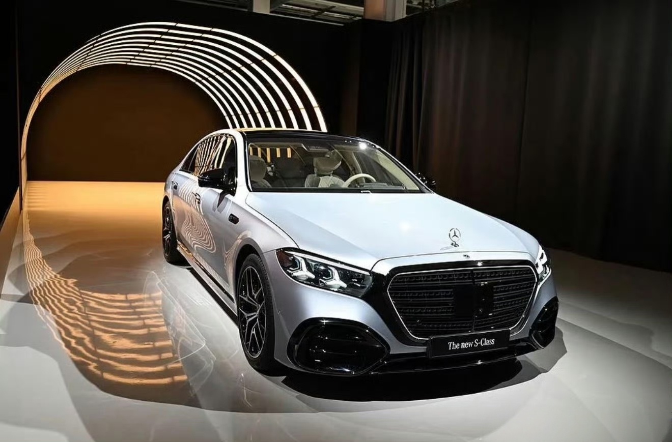 新款奔驰S级官图曝光，这个前脸感觉如何？ 