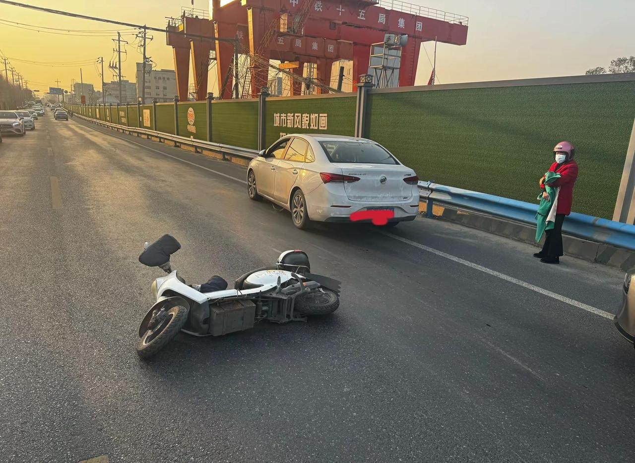 晚高峰回家路过一个T字路口，发生交通事故堵死了，交警还没到，我就先下车帮忙指挥了