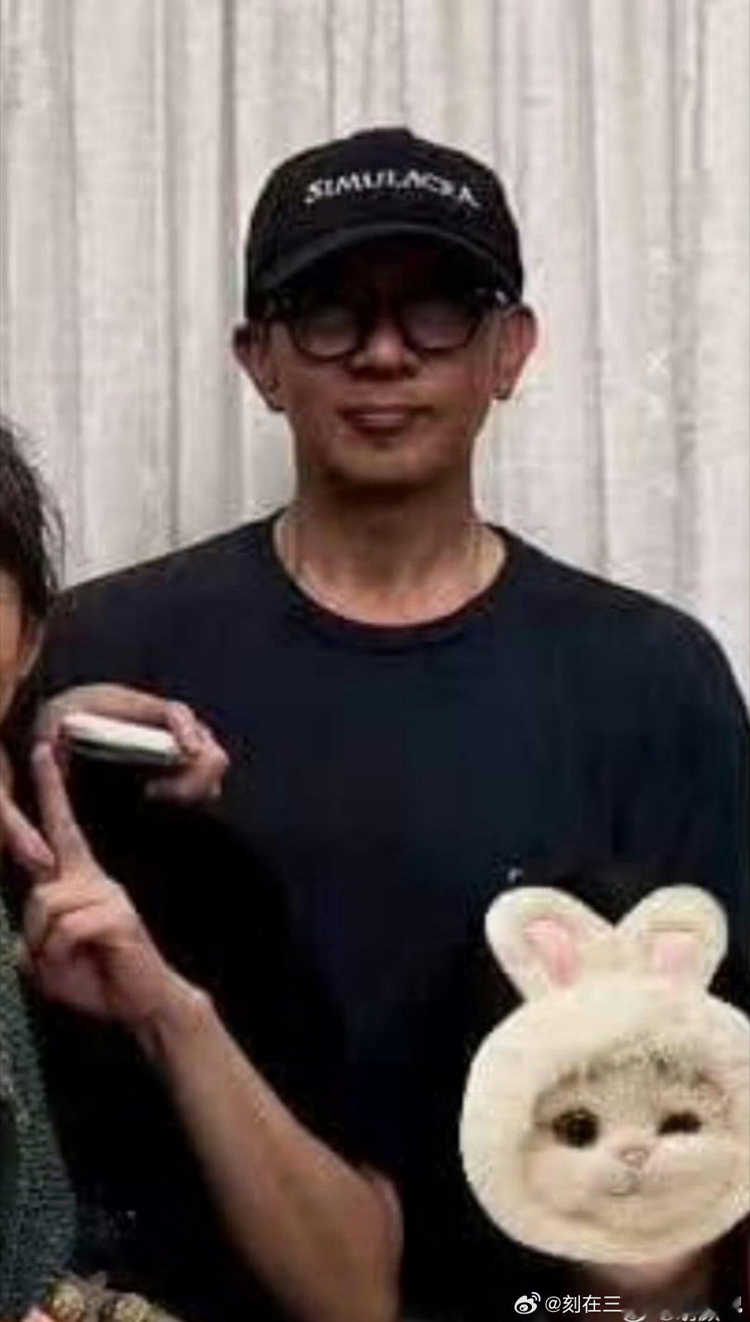具俊晔暴瘦具俊烨暴瘦，给S妈一起过母亲节，确实一下子瘦了很多，人也显得变得苍老了