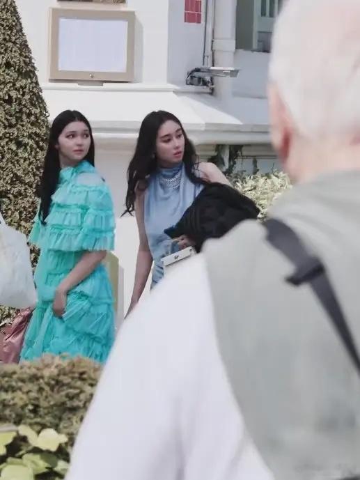 何超欣在婚礼上的四套造型，每一套都很漂亮！第一套：欢迎晚宴上的造型，香槟色刺绣花