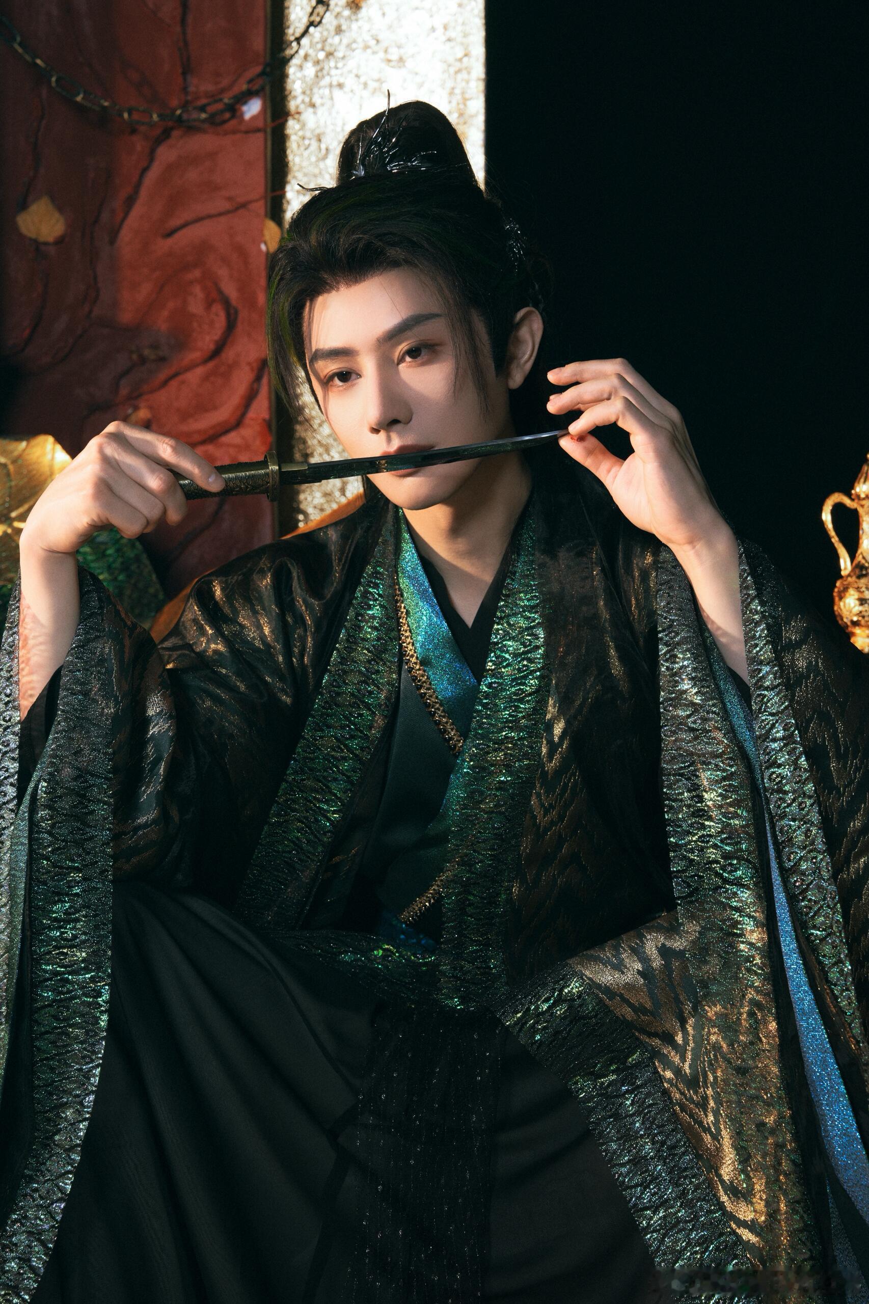 王佑硕演疯批美人好带感《书卷一梦》里楚归鸿一出场，那眼神就绝了，又犀利又带点癫狂