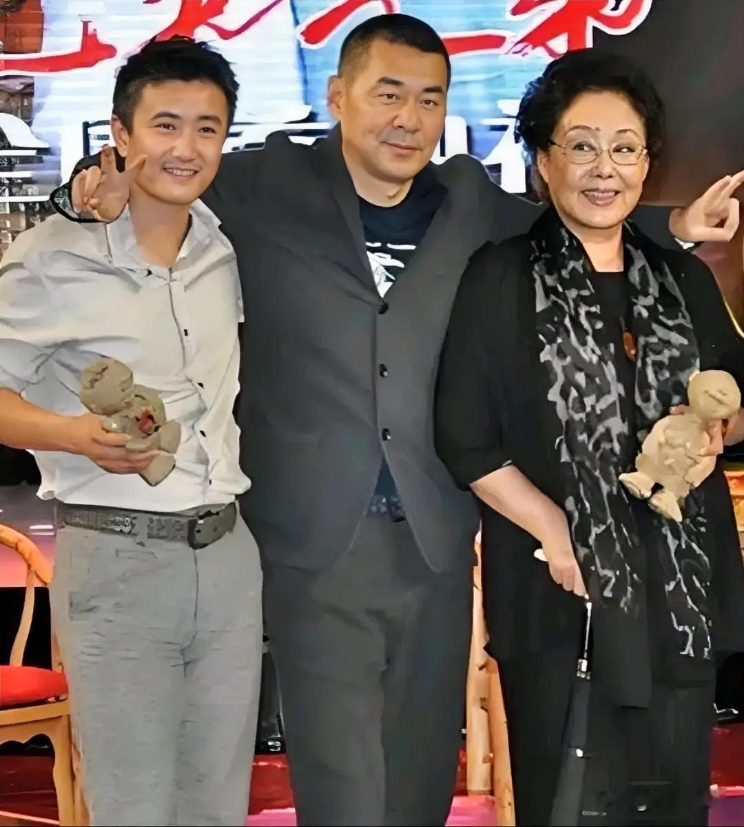 仔细看，中间是气宇轩昂，风度翩翩的陈建斌，右边是气质尔雅的老戏骨斯琴高娃，而站在