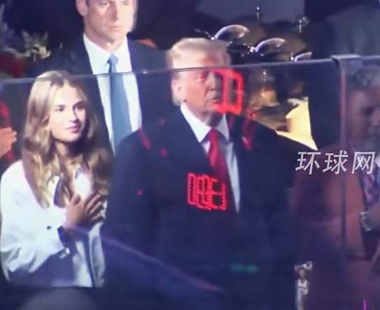 特朗普观战NBA遭人比不雅手势【特朗普在防弹玻璃后观看NBA总决赛，现场有人对他