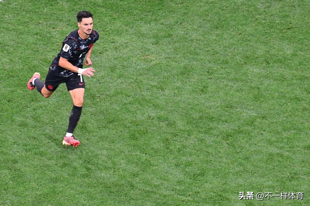 加拿大1-0南非｜欧斯塔基奥92分钟凌空绝杀！东道主队史首进16强——第一场淘汰
