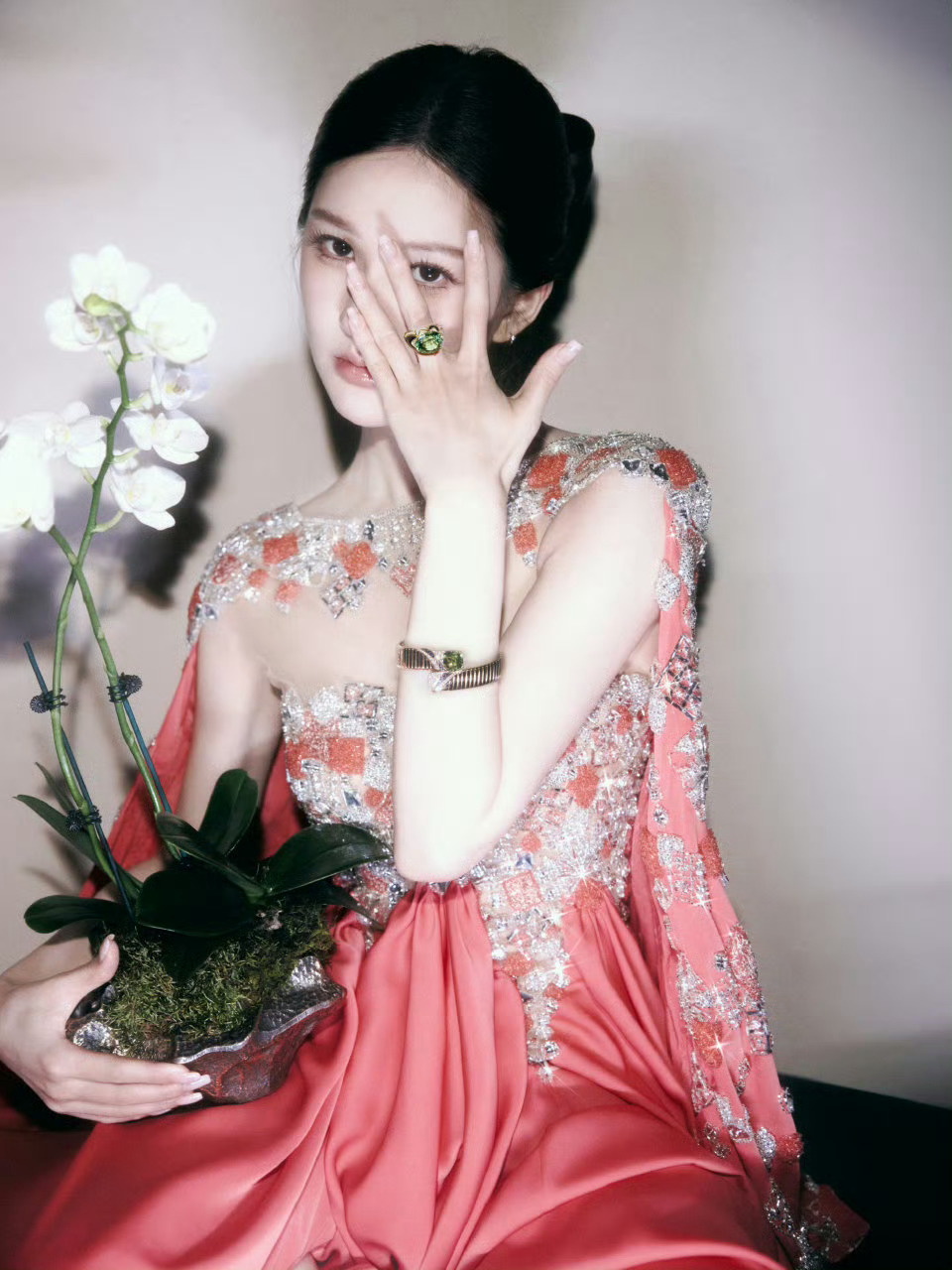 赵露思车厘子妆容赵露思绿色珠宝赵露思这次车厘子妆容配上绿色珠宝也太明艳了，真不错