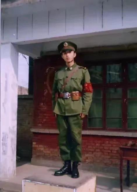 站岗的这名战士，你的脚上是“3515”还是“3514”呢？
那个年代，由于部队普