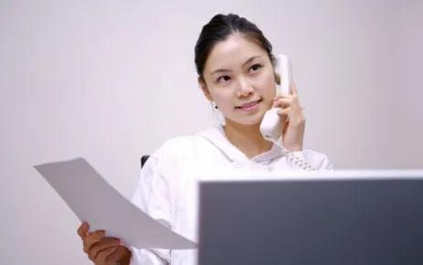 职场妈妈哭了！孩子生病我却不在家，婆婆说，“你不配当妈”！

当婆婆大骂出那句“