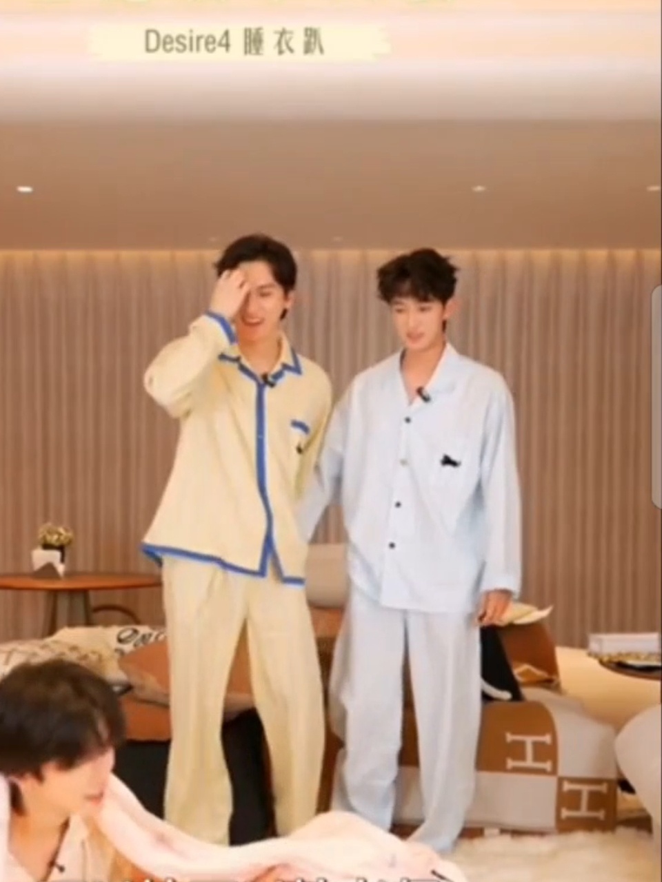 我爸爸妈妈不小心碰到对方真的会像哄小孩一样呼呼摸摸抱抱🥺不小心坐到手了牵过来揉