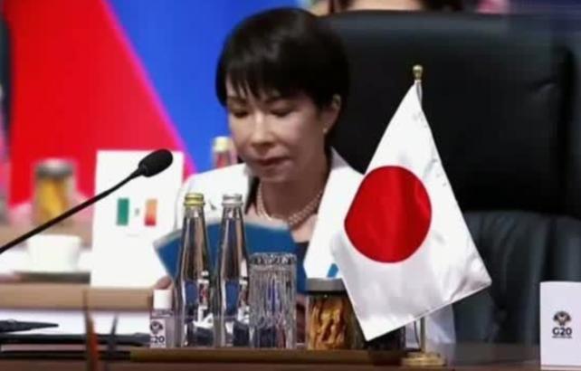 现在的新加坡是真的坐不住了，几十年稳稳端在手里的金饭碗，正被中国人一步步抢过来砸