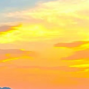 我们常常把幸福想得很宏大：要有很多钱，要有很高的地位，要被很多人喜欢，要过上人人