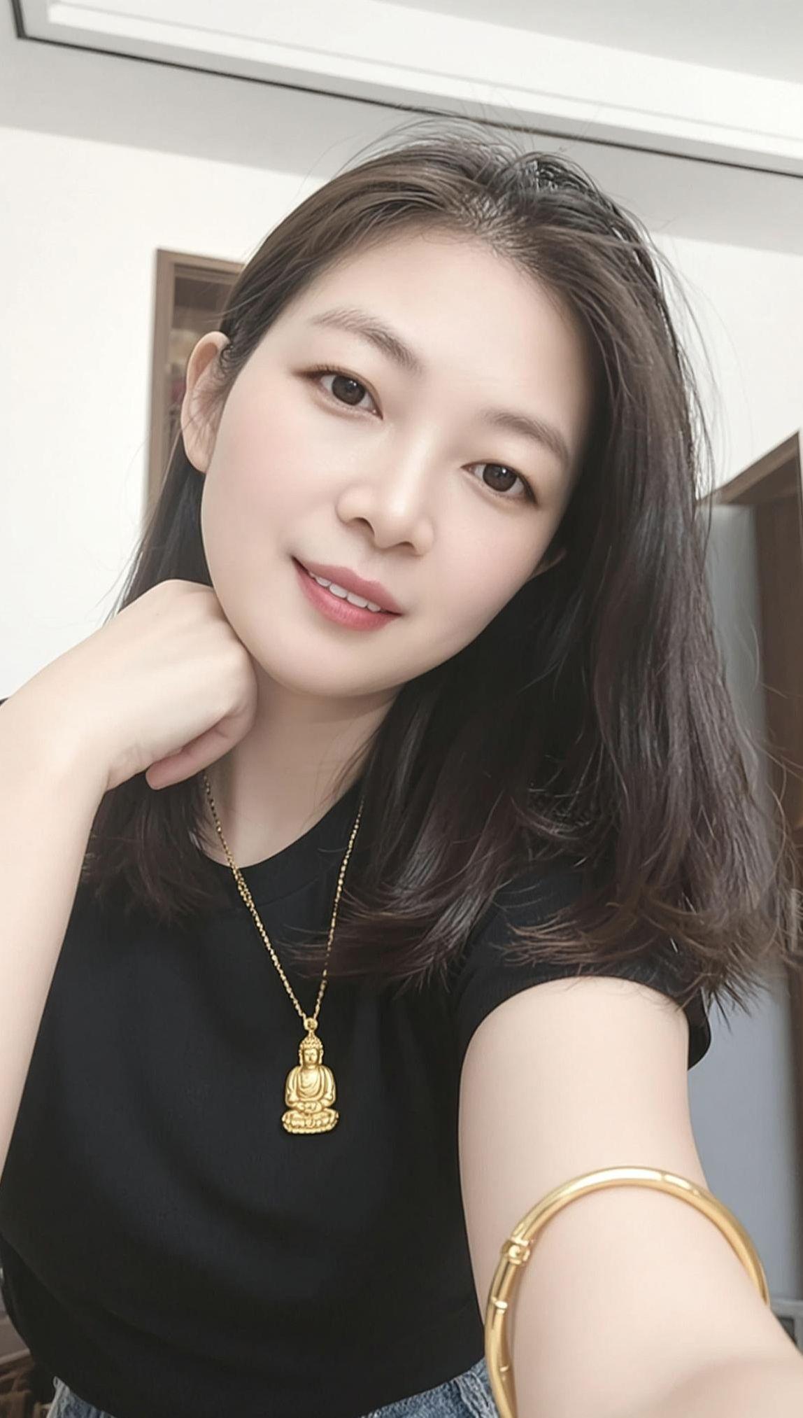 AI黑T自拍 颜值在线甜美女孩 简约穿搭 清纯甜美