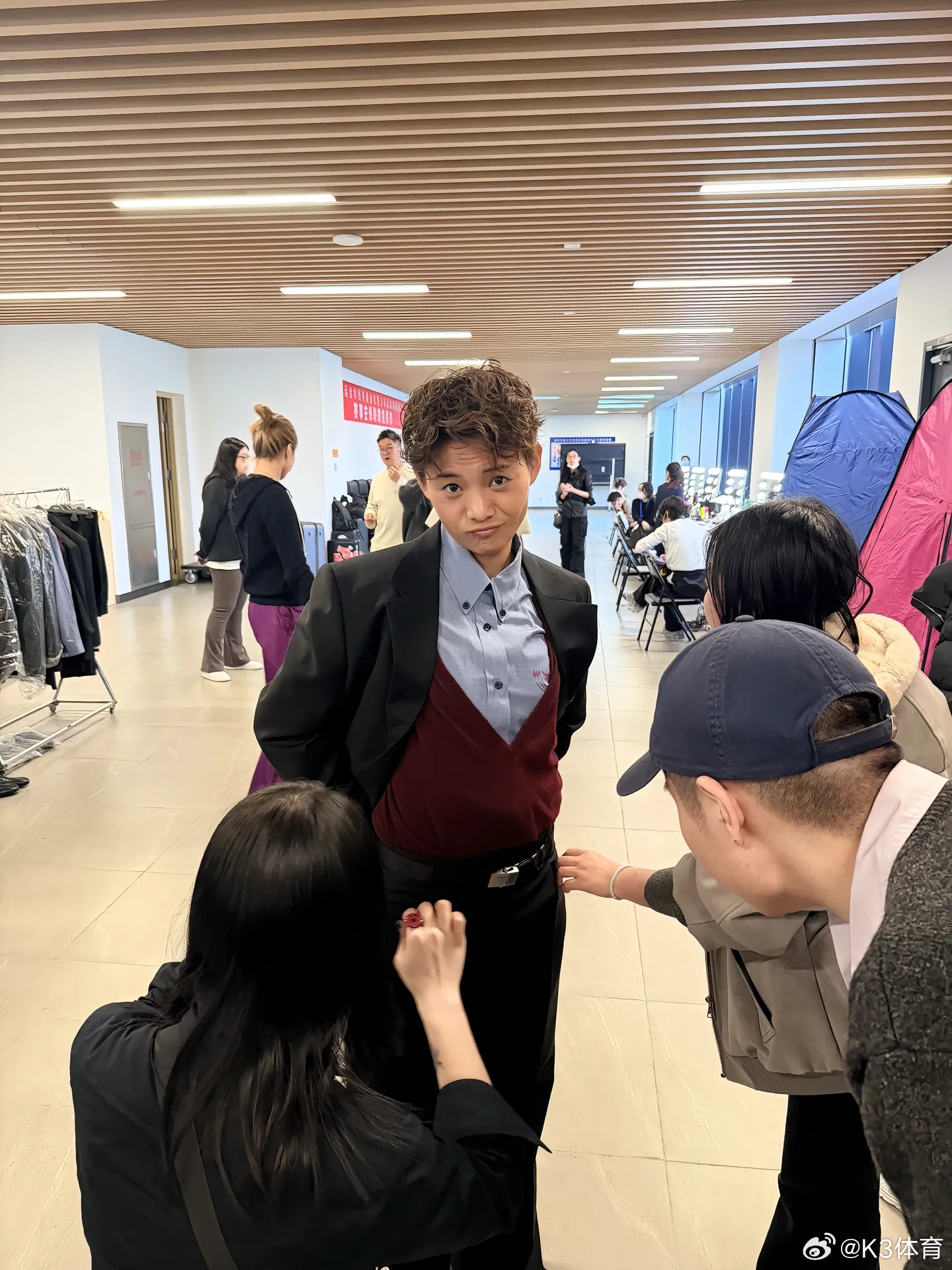 王霜晒出中国女足合影，星光不负赶路人！风雨同舟的坚守，拼搏不息的斗志，都定格在这