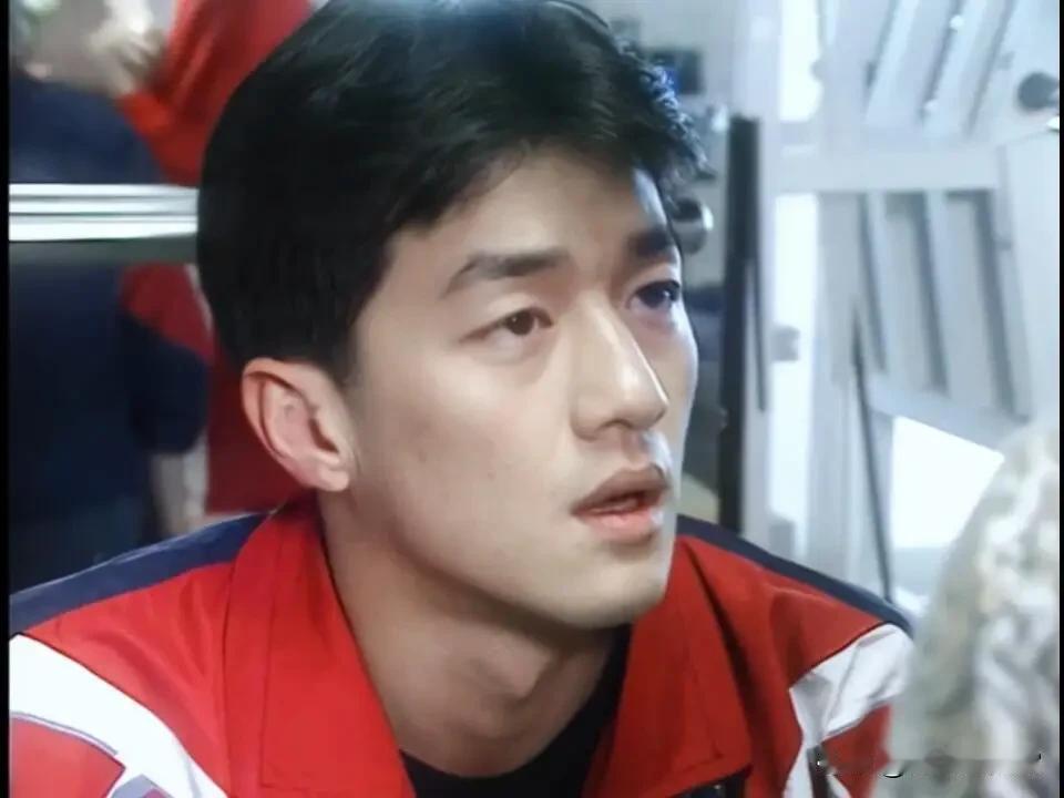 李亚鹏年轻的时候就是一枚活脱脱的小奶狗，仔细看，竟然有点撞脸林更新。

对比现在
