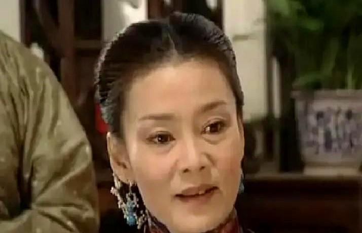 同在曾家当妾生了儿子，桂姨能握管家权在佛堂善终，银屏却被赶出家门惨死街头，连名字