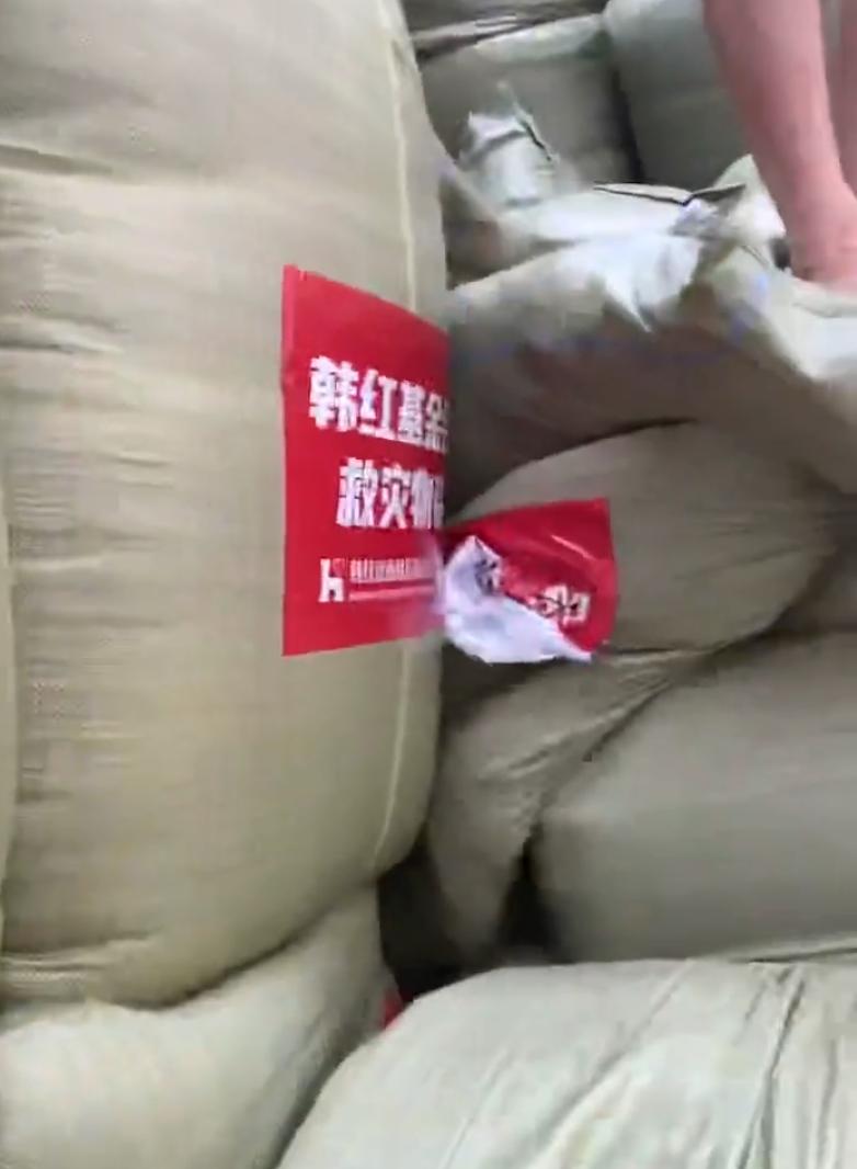 韩红基金会捐给广西的物资终于到了，从网友的反馈上来看，物资的种类挺多的
有棉被，