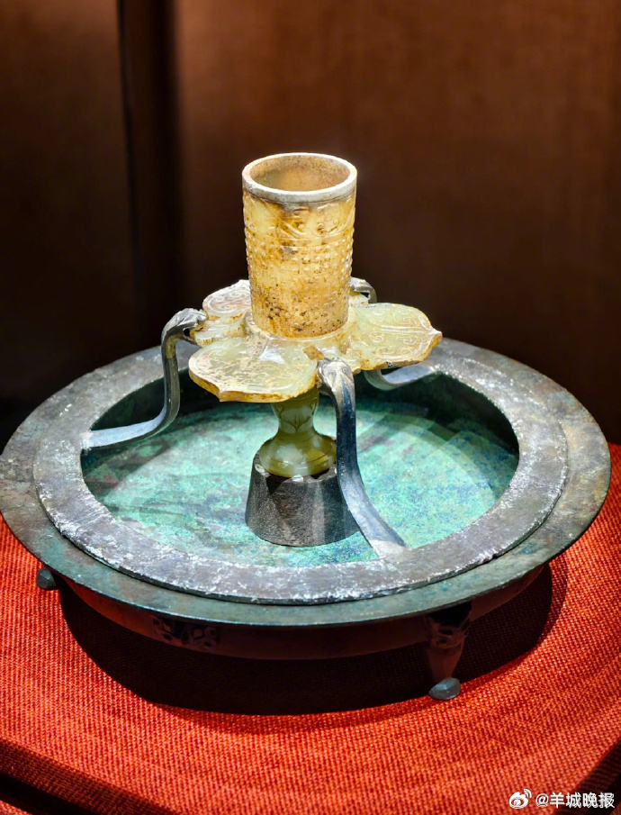 今日，南越王博物馆的宝贝“铜承盘高足玉杯”登上了花呗文物皮肤。传言中它除了承接露
